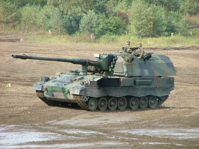 Việc tính đường đạn do máy tính xử lý, hệ thống sẽ tự động hiệu chỉnh góc nâng của pháo phù hợp với khoảng cách đến mục tiêu.