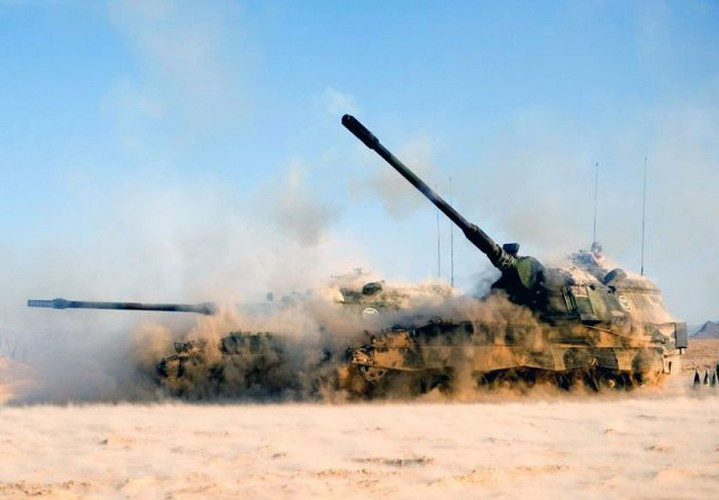 PZH-2000 có chế độ hoạt động tự động hóa rất cao, pháo sử dụng một hệ thống nạp đạn bán tự động có thể chứa 60 đạn pháo, cùng với 228 liều phóng rời.