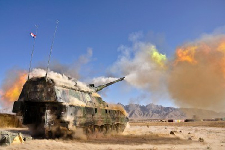 Pháo PZH-2000 có tốc độ bắn trung bình 10-13 viên/phút, chỉ huy được trang bị hệ thống quan sát toàn cảnh Leica PERI-RTNL 80, tích hợp khả năng quan sát ngày/đêm, máy đo xa laser.