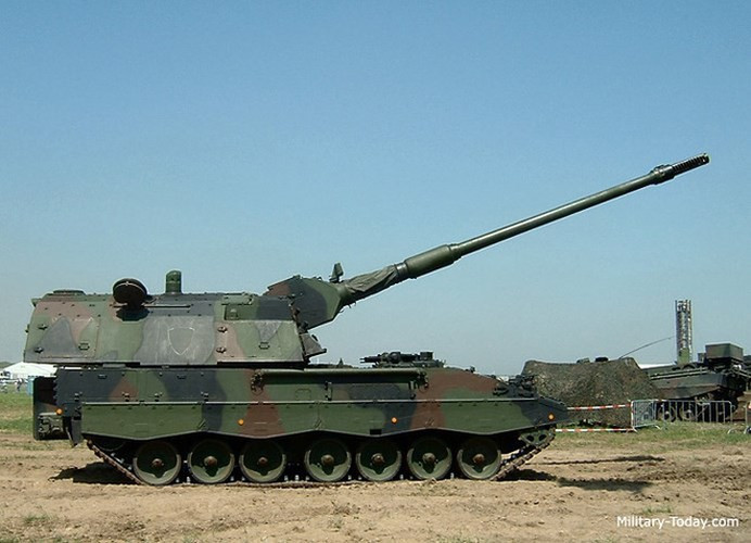 PZH-2000 được phát triển trên cơ sở khung gầm của xe tăng Leopard-2A, sử dụng loại pháo L52 cỡ nòng 155mm do Rheinmetall Landsysteme sản xuất.