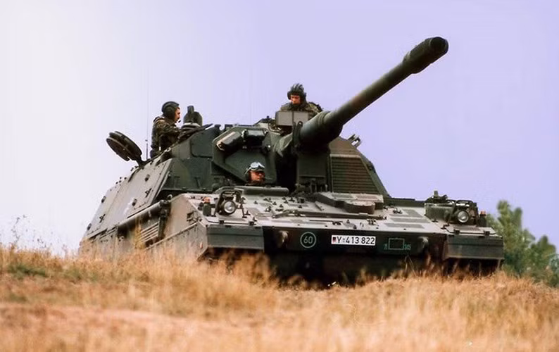 PZH-2000 được bọc giáp rất tốt, giúp bảo vệ tổ lái trước mảnh đạn pháo, súng máy hạng nặng của đối phương, bom chùm từ 2 bên hông và phía trên. Trong ảnh: Hệ thống điều khiến của PZH-2000.