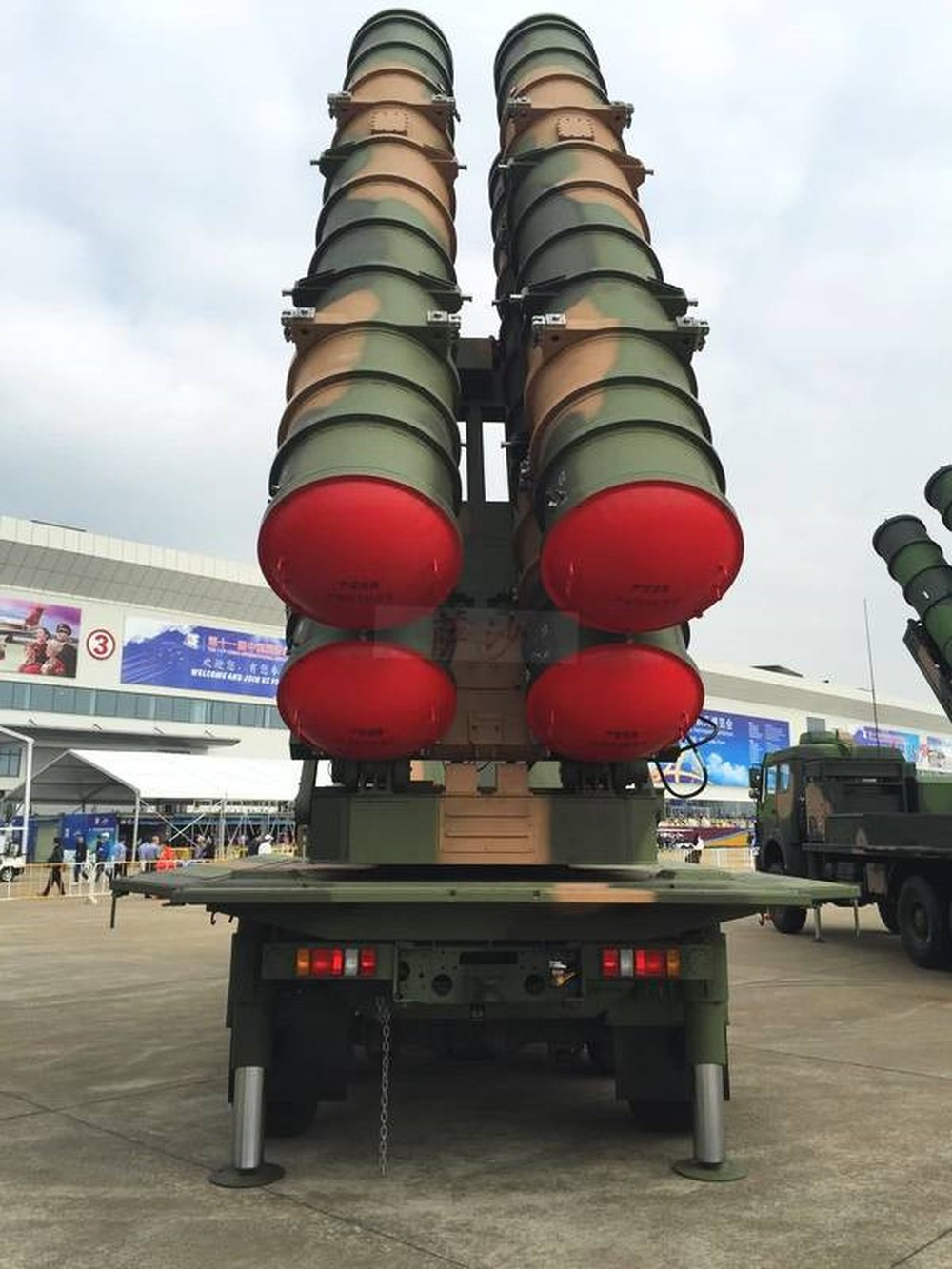 "Phạm vi phát hiện hiệu quả của radar JLY-1 đạt tới 320 km, nó cung cấp sự giám sát suốt ngày đêm và đưa ra dữ liệu điều hướng chính xác. Thêm vào đó, radar JY-27A băng sóng VHF được sử dụng cùng với chúng", Sohu chú thích và cho biết đây là dấu hiệu Syria đã nhận được các hệ thống phòng không tối tân do Trung Quốc sản xuất.