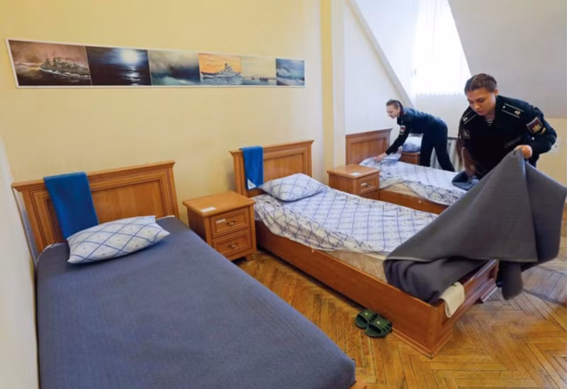 Hai nữ học viên sĩ quan của Học viện Hải quân Saint - Petersburg sắp xếp nội vụ trước giờ lên lớp. Cũng như các học viên nam, họ phải dậy lúc 6h30 để tập thể dục, ăn sáng rồi lên giảng đường. Ảnh RBTH