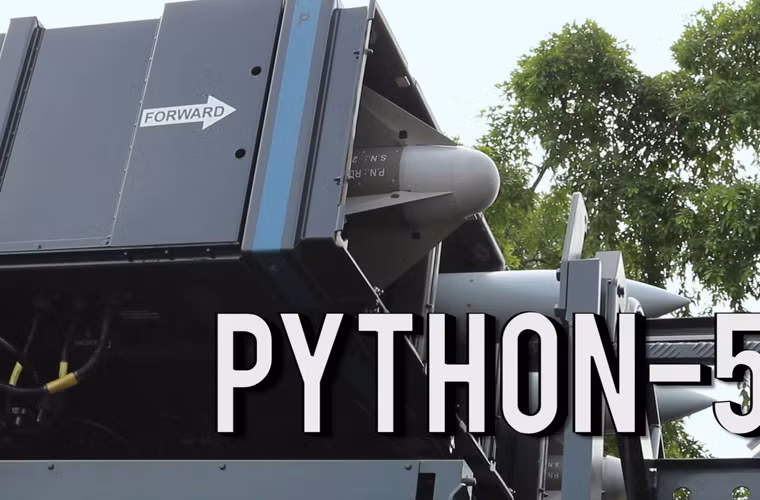 Cụ thể, các tên lửa Python-5 và Derby được lắp thêm tầng đẩy tăng cường cho tầm bắn vươn xa đến 35km, độ cao tấn công mục tiêu đường không đến 16km. Trong khi SPYDER-SR chỉ đạt tầm bắn 15km, độ cao đến 9km. Nguồn ảnh: Youtube