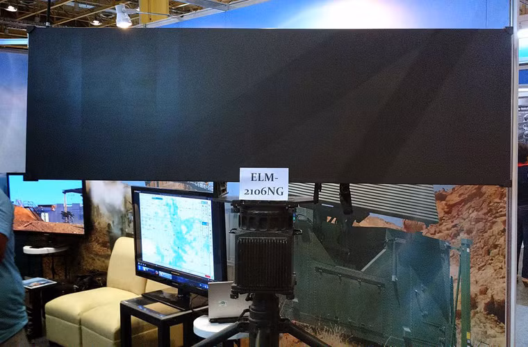 SPYDER-SR được trang bị đài radar bám bắt mục tiêu chiến thuật ELM-2016 trang bị anten mạng pha có tầm phát hiện mục tiêu máy bay chiến đấu 70-110km, phát hiện trực thăng cách 40km và UAV là 40-60km. Radar có thể theo dõi và bắt bám nhiều loại mục tiêu cùng lúc và dẫn đường nhiều tên lửa cùng tấn công. Nguồn ảnh: Wikipedia