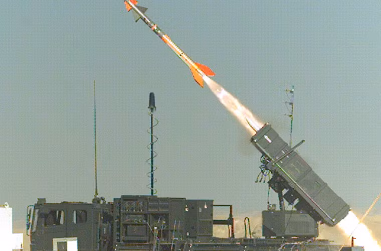 Sự thay đổi giữa SPYDER-MR và SPYDER-SR chủ yếu nằm ở đạn tên lửa (có lắp thêm block tăng tốc) và đài radar. Mỗi loại phù hợp với nhiệm vụ đánh chặn khác nhau, tùy loại mục tiêu. Do đó, có khả năng cao Việt Nam sắm đủ bộ SPYDER-MR và SPYDER-SR tạo thành lưới lửa tầm thấp – trung hiệu quả. Nguồn ảnh: Indian Defence