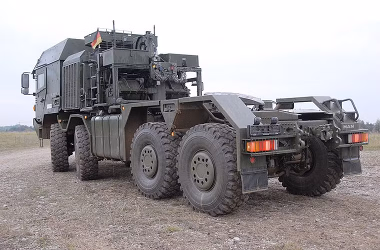 Những chiếc MAN HX có trọng lượng 13,5 tấn, tải trọng 17 tấn, trang bị động cơ diesel 440 mã lực tiêu chuẩn khí thải EURO 4 cho tốc độ tối đa 100km/h, dự trữ hành trình 483km. Nguồn ảnh: Wikipedia