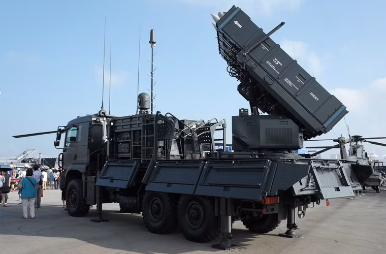 Tuy nhiên, hiện không có thông tin rõ ràng về việc liệu Việt Nam sở hữu phiên bản nào của tổ hợp tên lửa phòng không thế hệ mới nay. Dẫu vậy, dựa trên thông tin được báo Phòng không – Không quân công bố trong bài viết “Ngành Ra đa Quân chủng PK-KQ: Bảo đảm tốt công tác kỹ thuật Ra đa” thì có khả năng, bộ đội phòng không được trang bị phiên bản tên lửa phòng không SPYDER-MR và có thể tất nhiên là cả SPYDER-SR. Nguồn ảnh: Flicks