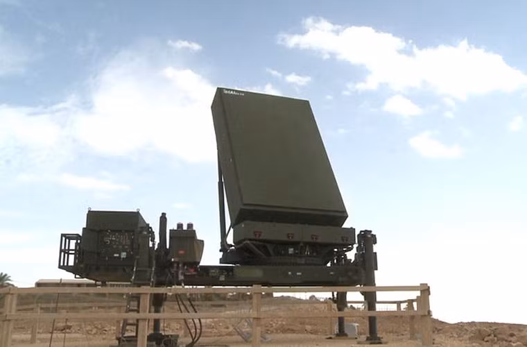 “Để đáp ứng yêu cầu, nhiệm vụ bảo vệ Tổ quốc trong tình hình hiện nay, Đảng, Nhà nước đã và đang quan tâm, đầu tư mua sắm cho quân đội nhiều loại khí tài ra đa mới như COLCHUGA, 36D6M, ELM-2288ER, ELM-2084”, báo PK-KQ cho biết. Lưu ý, radar ELM-2084 chính là “trái tim” của hệ thống tên lửa tầm trung SPYDER-MR. Nguồn ảnh: Wikipedia