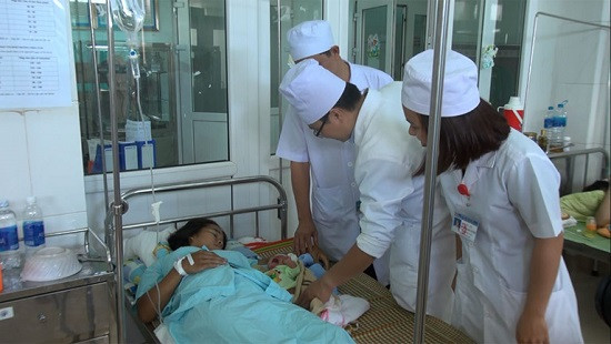 Các bác sỹ ở Bệnh viện Đa khoa tỉnh Quảng Trị “bỏ qua quy trình” cứu sống mẹ con chị Hình.
