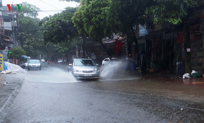 Tại tỉnh Yên Bái, mưa to và giông lốc đã gây ra nhiều thiệt hại về nhà cửa và một số công trình. Mưa lũ đã làm 37 nhà dân, 2 nhà văn hóa thôn và một xưởng gỗ bóc ở huyện Trấn Yên và Văn Chấn bị tốc mái, hư hỏng.