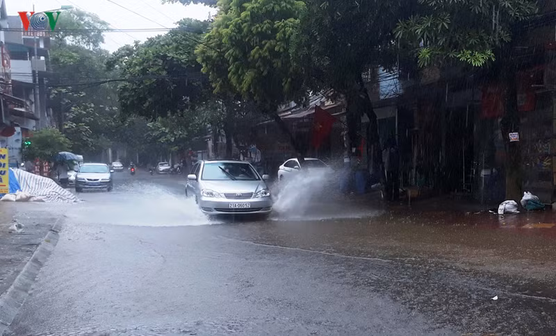 Tại tỉnh Yên Bái, mưa to và giông lốc đã gây ra nhiều thiệt hại về nhà cửa và một số công trình. Mưa lũ đã làm 37 nhà dân, 2 nhà văn hóa thôn và một xưởng gỗ bóc ở huyện Trấn Yên và Văn Chấn bị tốc mái, hư hỏng.