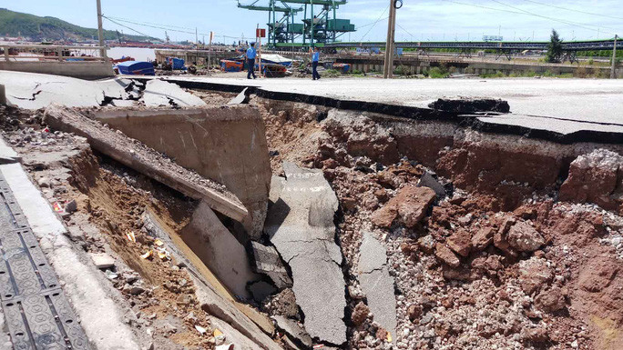 Đường hư hỏng do bão Mun.