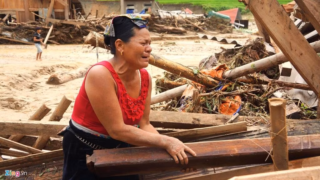 Xã Nhi Sơn là địa bàn chịu thiệt hại nặng nề nhất trong đợt mưa lũ do ảnh hưởng của hoàn lưu cơn bão số 3 vừa qua. Toàn xã có 1 người chết; 16 ngôi nhà bị sập đổ hoàn toàn, 13 ngôi nhà bị ảnh hưởng và 15 ngôi nhà có nguy cơ sạt lở cao phải di dời; nhiều tài sản, hoa màu của bà con nhân dân bị thiệt hại do đất, đá vùi lấp và nước lũ cuốn trôi.
