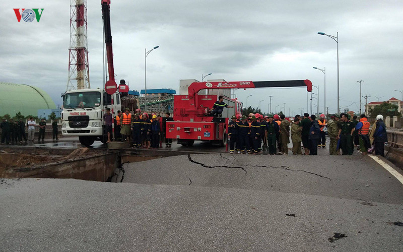 Bão số 2 đã gây thiệt hại đến hệ thống lưới điện của một số tỉnh khu vực phía đông Bắc Bộ làm hơn 300 nghìn khách hàng sử dụng điện bị ảnh hưởng, hơn 106 nghìn khách hàng đang bị gián đoạn việc cung cấp điện.