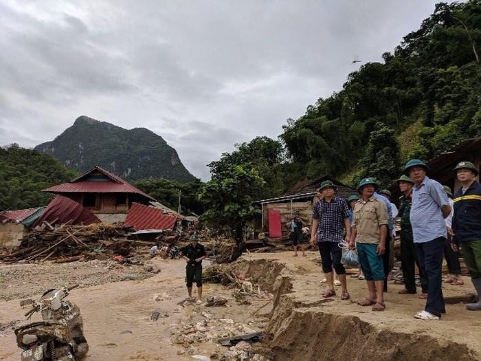Trưởng bản Pá Hộc - anh Thao Văn Thê, cho biết: Cả bản có 4 nhà bị cuốn trôi hoặc sập hoàn toàn, 10 ngôi nhà khác bị hư hỏng nặng, 1 người chết là anh Thao Văn Súa, Trưởng Công an xã. Ngoài lương thực dự trữ là lúa và ngô của đa phần các hộ đã không còn, cả bản có 6 con bò, 9 con lợn và hơn 100 con gà cũng bị chết và cuốn trôi trong đợt mưa lũ.