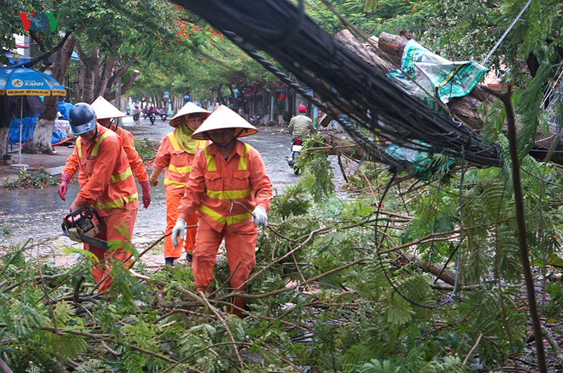 Mưa lốc cũng còn làm sập đổ hoàn toàn một nhà xưởng đang thi công với diện tích 7.000 m2 ở xã Hưng Khánh và gãy đổ 1 cột điện hạ thế ở xã Nga Quán, huyện Trấn Yên. Ước tính thiệt hại 5,6 tỷ đồng.