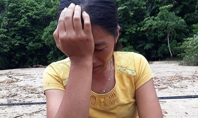 Chị Hơ Thị Sua, sinh năm 1986 cùng ở bản Pá Hộc vẫn còn ngẩn ngơ và nuối tiếc khi tổ ấm là căn nhà sàn đổ sập hoàn toàn. Còn lại 2 bàn tay trắng, vợ chồng chị cùng 3 con phải đến nhà văn hóa của bản để tá túc trong những ngày qua. Chị kể: “Hôm đó là sáng mùng 4/8, khi nghe nước suối đổ ầm ầm, bùn đất, cây cối ào tới làm nghiêng nhà sàn, tôi vội bế đứa con nhỏ 4 tuổi chạy ra khỏi nhà. Vừa chạy xuống đến đường thì nhà đổ. Nếu chậm 3 – 4 phút chắc hai mẹ con đã chết rồi”.