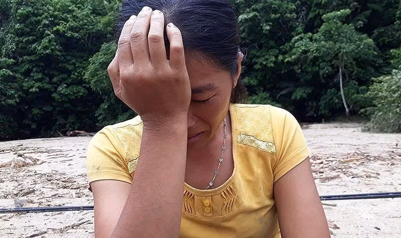 Chị Hơ Thị Sua, sinh năm 1986 cùng ở bản Pá Hộc vẫn còn ngẩn ngơ và nuối tiếc khi tổ ấm là căn nhà sàn đổ sập hoàn toàn. Còn lại 2 bàn tay trắng, vợ chồng chị cùng 3 con phải đến nhà văn hóa của bản để tá túc trong những ngày qua. Chị kể: “Hôm đó là sáng mùng 4/8, khi nghe nước suối đổ ầm ầm, bùn đất, cây cối ào tới làm nghiêng nhà sàn, tôi vội bế đứa con nhỏ 4 tuổi chạy ra khỏi nhà. Vừa chạy xuống đến đường thì nhà đổ. Nếu chậm 3 – 4 phút chắc hai mẹ con đã chết rồi”.