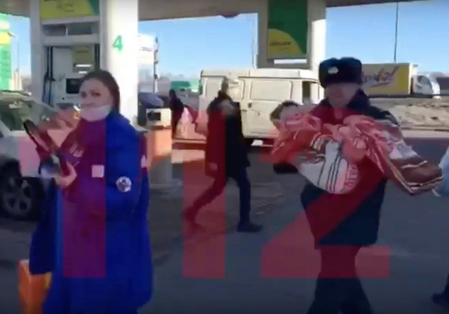 Hai hung me quan tui nilon vao dau con trai roi bo trong rung ca dem-Hinh-2