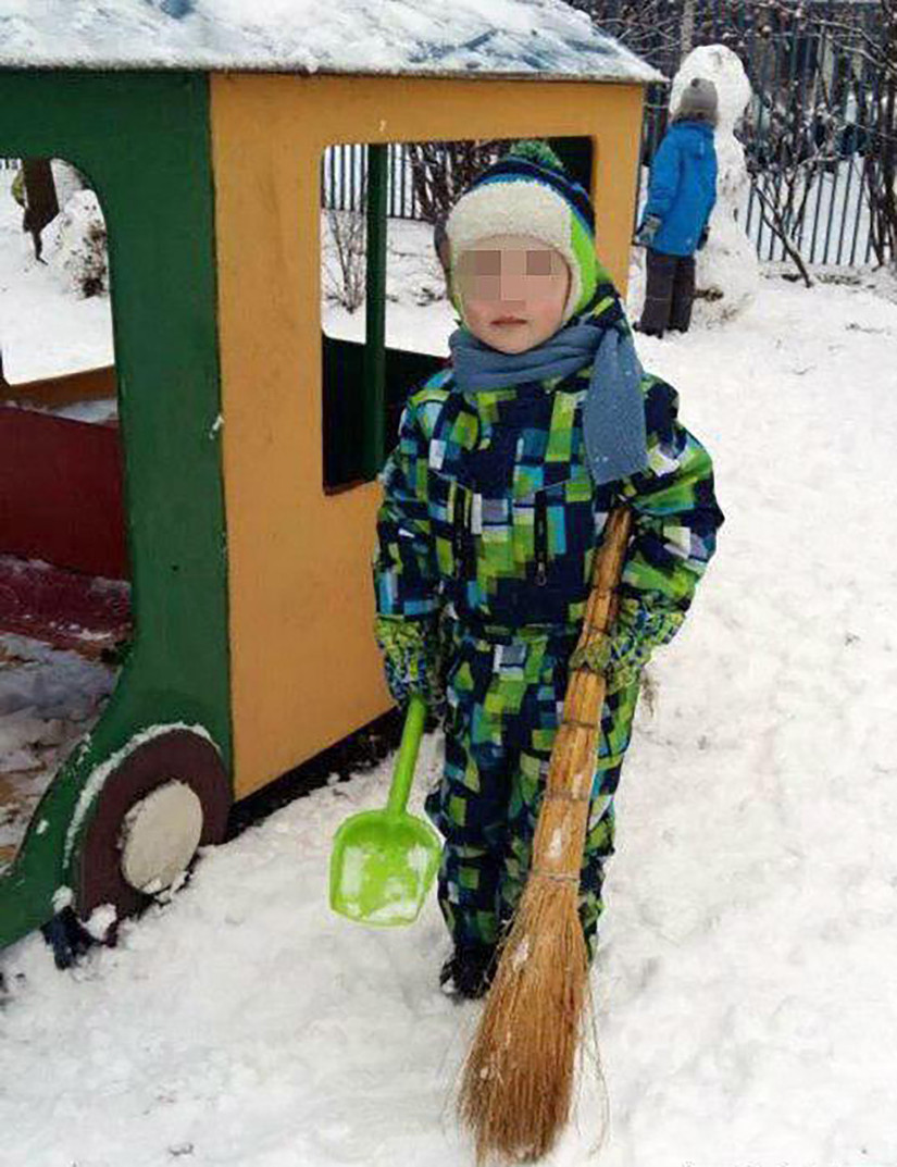 Hai hung me quan tui nilon vao dau con trai roi bo trong rung ca dem