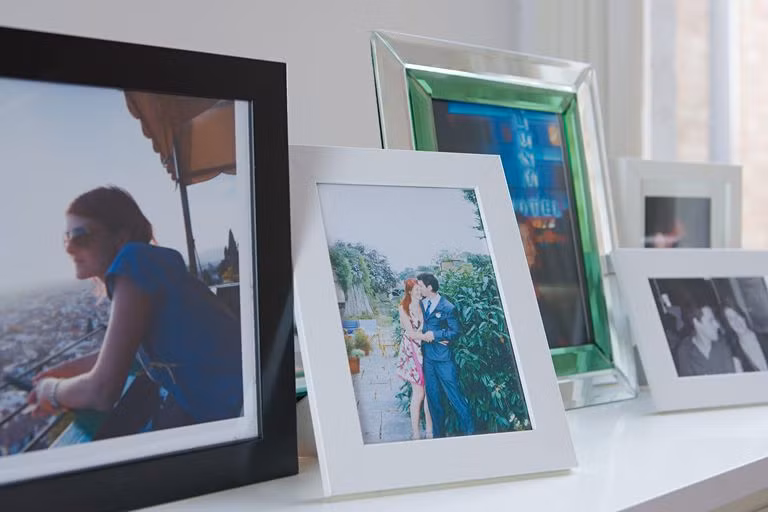 Treo ảnh những kỷ niệm yêu thích Các nhà nghiên cứu từ Đại học Loyola báo cáo rằng suy nghĩ về những ký ức tốt đẹp dù chỉ 20 phút mỗi ngày có thể khiến mọi người vui vẻ hơn. Hãy đóng khung và treo một số hình ảnh yêu thích của bạn, kỷ niệm từ một chuyến đi nghỉ hoặc sự kiện vui vẻ của gia đình. Mỗi khi bạn lướt qua những bức ảnh đó sẽ khiến bạn nhớ về những khoảng thời gian hạnh phúc.