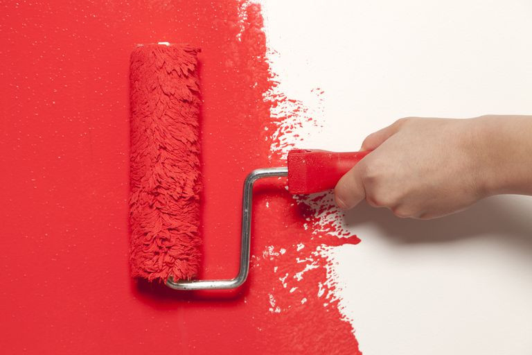 Sơn tường màu sáng Chuyên gia trị liệu tâm lý và chăm sóc sức khỏe Jenny Giblin, cho rằng mặc dù bạn không thể kiểm soát thời tiết, bạn có thể kiểm soát môi trường của chính mình. Hãy thử sơn một bức tường trong nhà với màu sắc vui nhộn, tươi sáng hơn hoặc treo những tác phẩm nghệ thuật vui vẻ.