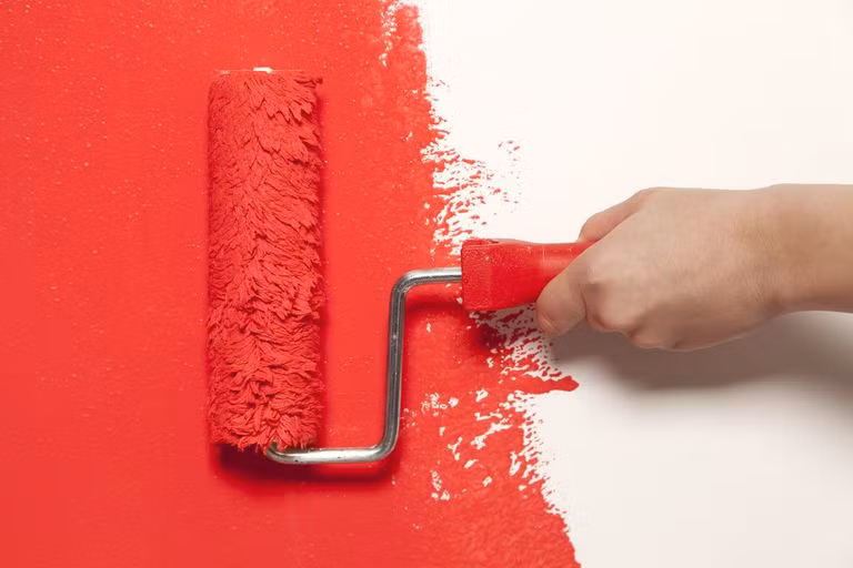 Sơn tường màu sáng Chuyên gia trị liệu tâm lý và chăm sóc sức khỏe Jenny Giblin, cho rằng mặc dù bạn không thể kiểm soát thời tiết, bạn có thể kiểm soát môi trường của chính mình. Hãy thử sơn một bức tường trong nhà với màu sắc vui nhộn, tươi sáng hơn hoặc treo những tác phẩm nghệ thuật vui vẻ.