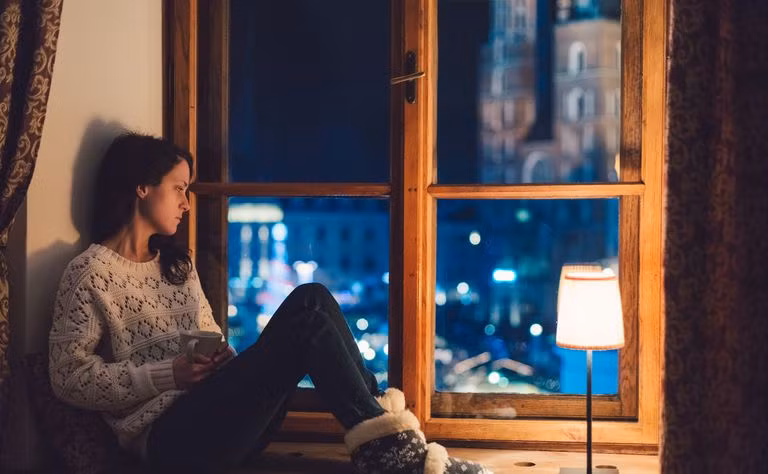 Những ngày thời tiết ảm đạm và tối tăm có thể ảnh hưởng nghiêm trọng đến tâm trạng của bạn. Tâm trạng buồn bã trong mùa lạnh được biết đến như chứng rối loạn cảm xúc theo mùa, hay trầm cảm theo mùa khá phổ biến, ước tính khoảng 10 triệu người Mỹ mắc chứng rối loạn này.