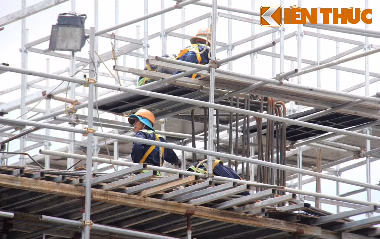 Tuyến Metro số 1 Bến Thành (quận 1) đến Suối Tiên (quận 9) khởi công tháng 8/2012 dài gần 20 km (đoạn trên cao hơn 17km) có 3 chiếc cầu vượt sông Sài Gòn, Rạch Chiếc, rạch Văn Thánh và 2 cầu vượt đường Điện Biên Phủ, xa lộ Hà Nội.