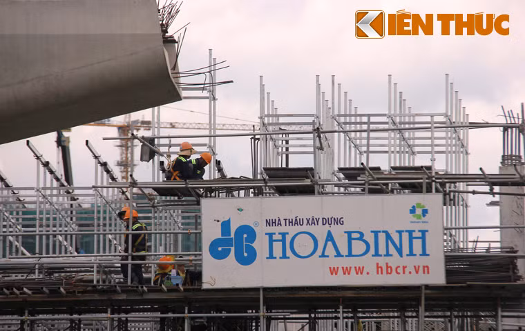 Dưới ánh nắng gay gắt, hàng chục công nhân, kỹ sư đang miệt mài thi công nhằm đẩy nhanh tiến độ sớm đưa công trình Metro vào hoạt động trong năm 2018.