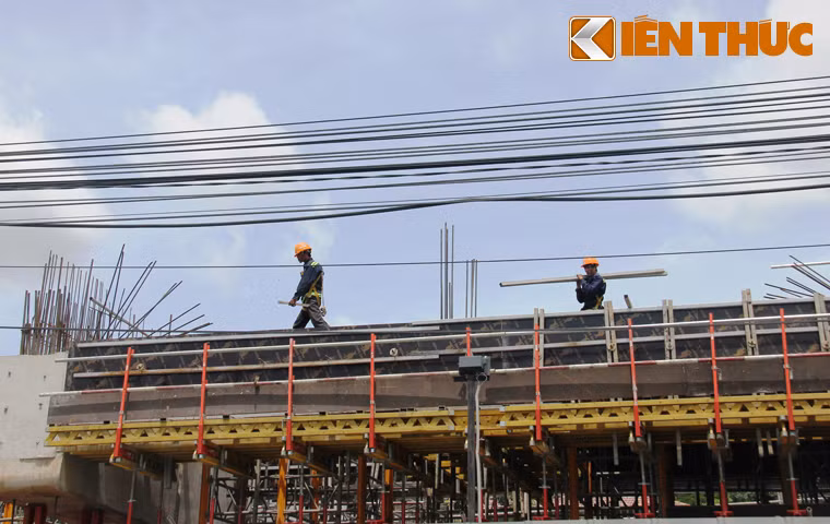 Công trình gồm 14 nhà ga trên cao và 3 nhà ga ngầm; trong đó nhà ga trung tâm Bến Thành kết nối với các tuyến Metro khác (trong tương lai) và nhà ga Suối Tiên là nhà ga cuối của tuyến Metro số 1.