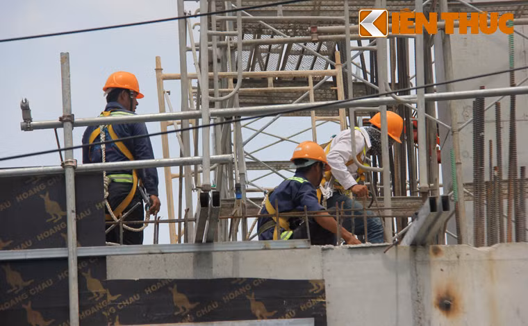 Tại đoạn Metro trên cao ven xa lộ Hà Nội (qua địa bàn quận Thủ Đức, TP HCM), các công nhân say sưa làm việc trong khi trên đường, hàng đoàn người xe háo hức đổ về các khu vui chơi để cùng người thân, bạn bè...sum vầy ngày nghỉ lễ.