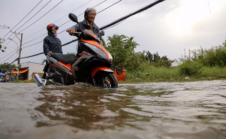 Khoảng 1 tiếng sau, mức nước dâng lên gần như đỉnh điểm, nhấn chìm cả tuyến đường, nhà dân khiến hàng trăm phương tiện chết máy...