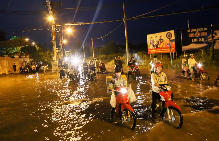 Anh: Nguoi dan TPHCM khon don vi trieu cuong dang cao