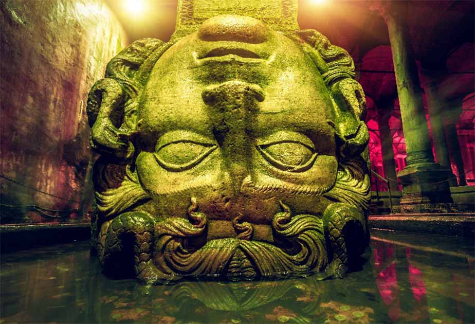 Đặc biệt, 2 cột đá ở Basilica Cistern nằm ở phía Tây Bắc có tượng đầu nữ quỷ tóc rắn Medusa lộn ngược. Khi nhìn thấy cảnh tượng này, nhiều người không khỏi giật mình, sợ hãi.