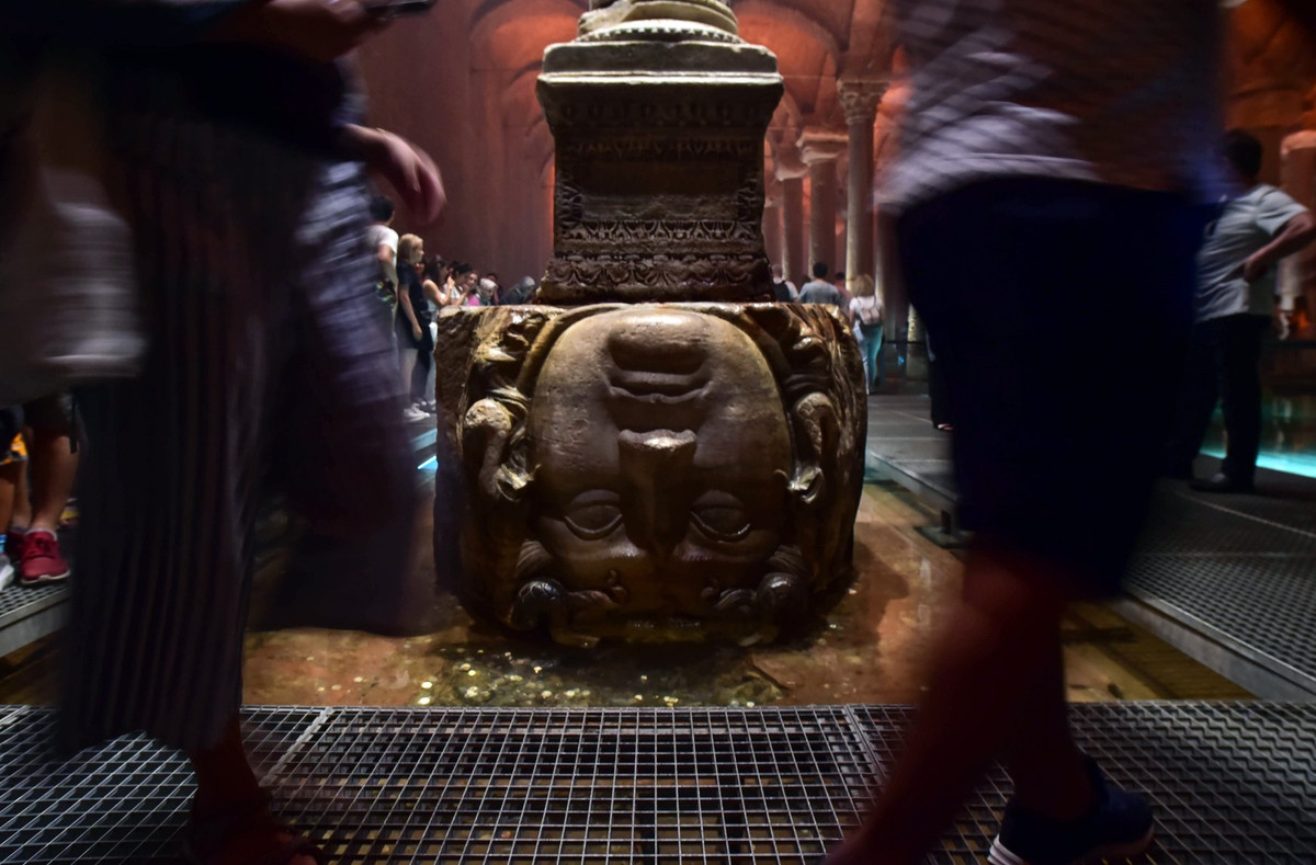 Khi nghe được điều đó, nhà vua Ottoman vô cùng thích thú và đã tới gặp phái đoàn đến từ Venice. Trong cuộc gặp, họ tiết lộ bên trong Basilica Cistern có giấu quan tài chứa xác nữ quỷ Medusa.