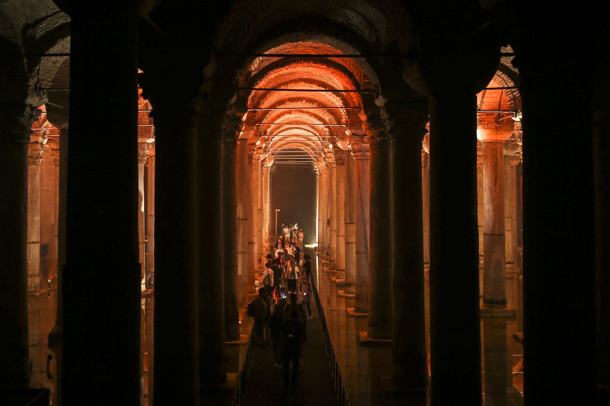 Với chiều dài 143m, chiều ngang 70 m, chứa khoảng 80.000 m3 nước, Basilica Cistern ở thành phố Istanbul còn được gọi là "Cung điện nước" hay "Cung điện bị đắm". Phần trần của Basilica Cistern được chống đỡ bằng 336 cột đá cẩm thạch lớn. Mỗi cột đá cao 9m và cách nhau 4,8m.