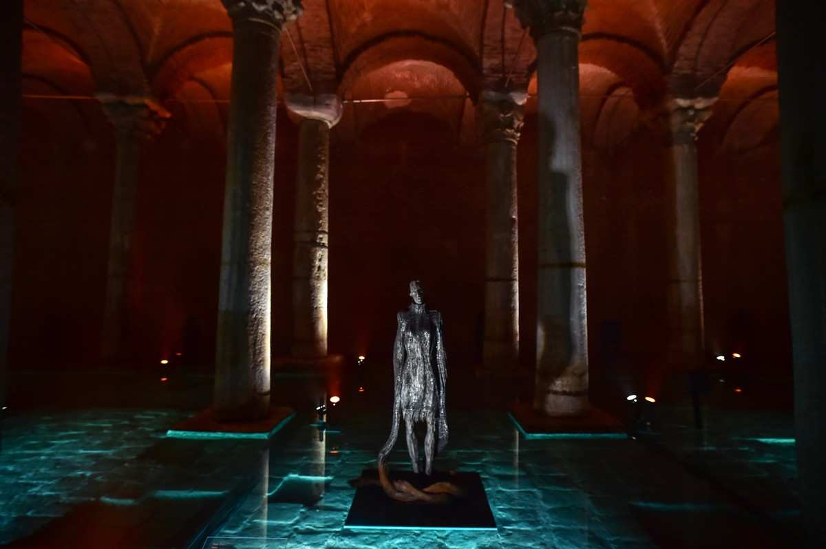 Vào thời kỳ đó, Byzantine có hàng trăm bể chứa nước cung cấp nước sạch cho sinh hoạt của người dân và dọn dẹp vệ sinh tại các giáo đường, đền đài... ở kinh đô Constantinople. Tuy nhiên, Basilica Cistern là nổi tiếng nhất và cũng cũng là bể chứa nước ngầm lớn nhất.