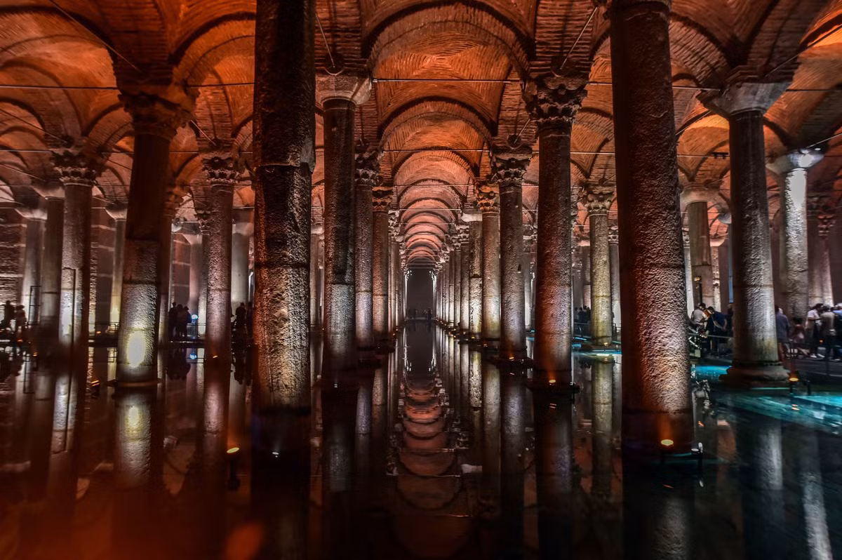 Nằm bên dưới những con phố sầm uất ở thủ đô Istanbul, Thổ Nhĩ Kỳ, bể chứa nước ngầm Basilica Cistern (hay còn gọi Yerebatan Cistern) được xây dựng vào thế kỷ 6 trước Công nguyên, dưới thời trị vì của Hoàng đế Byzantine Justinian I.