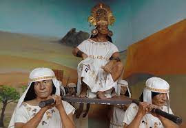 Thêm nữa, người Chimu có những nghệ nhân có tay nghề cao khi tạo ra nhiều sản phẩm trang sức làm từ vàng bạc, đồng... tinh xảo.