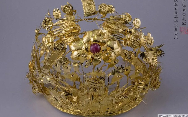 Các chuyên gia nhanh chóng tới hiện trường, tiến hành cuộc khai quật và phát hiện đó thực sự là một ngôi mộ cổ. Mặc dù ngôi mộ không có kích thước lớn nhưng được trang trí khá đẹp và nhiều đồ tùy táng giá trị. Trong số này, đáng chú ý nhất là một vương miện bằng vàng trong mộ cổ.