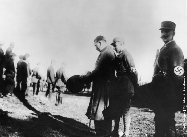 Hitler được các vệ sĩ riêng đi sát bảo vệ khi có chuyến thăm lực lượng bán quân sự tại Munich năm 1923.