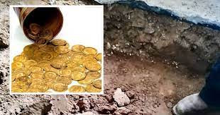 Kho báu tiền cổ này thuộc về Joseph và Sarah Fernley-Maisters. Họ là thành viên trong một gia đình thương nhân có ảnh hưởng với một số người là thành viên của Quốc hội sống trong khu vực vào cuối những năm 1600 và đầu những năm 1700.