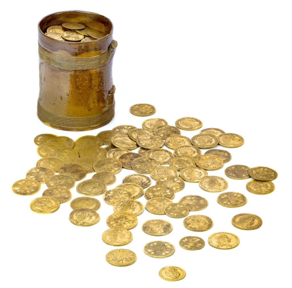 Gregory Edmund, một nhà đấu giá của Spink &amp; Son, cho biết: "Đó là một khám phá tuyệt vời và thực sự bất ngờ từ một vị trí tìm thấy quá dễ dàng".