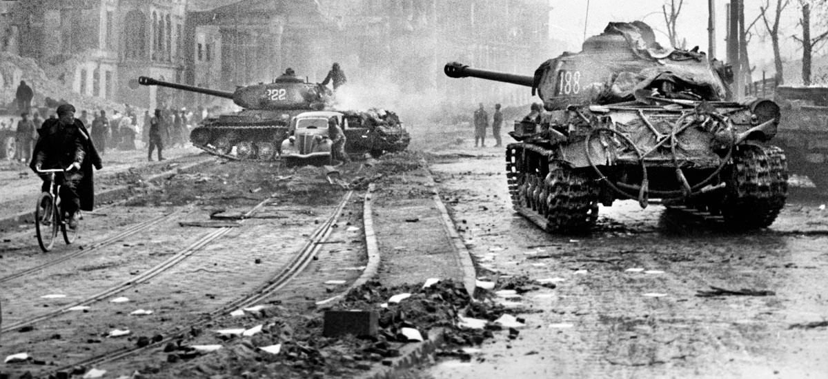 Sau khi phân công nhiệm vụ, binh sĩ Phương diện quân Belorus số 1 tiến hành đánh chiếm trung tâm thủ đô Berlin và quân lính Phương diện quân Ukraine số 1 sẽ yểm trợ cho họ.