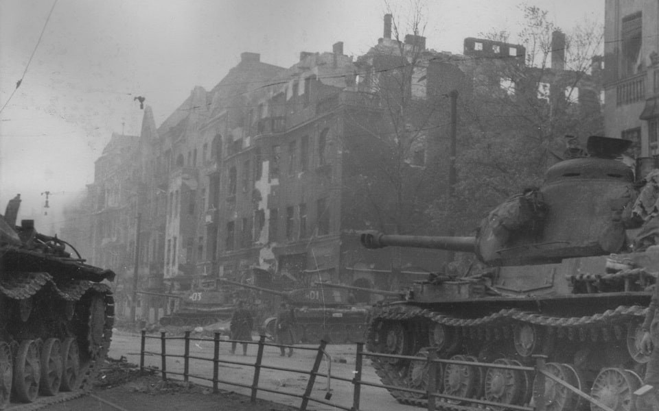 Diễn ra tại thủ đô Berlin, trận chiến Berlin (hay còn gọi chiến dịch Berlin) là cuộc đụng độ cam go, ác liệt giữa Hồng quân Liên Xô với phát xít Đức từ ngày 16/4 - 2/5/1945.