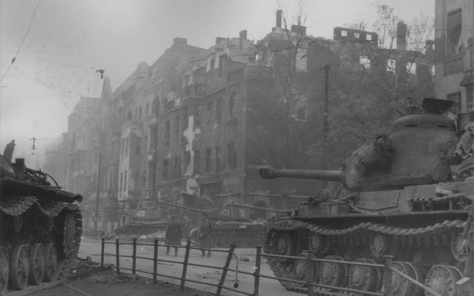 Diễn ra tại thủ đô Berlin, trận chiến Berlin (hay còn gọi chiến dịch Berlin) là cuộc đụng độ cam go, ác liệt giữa Hồng quân Liên Xô với phát xít Đức từ ngày 16/4 - 2/5/1945.