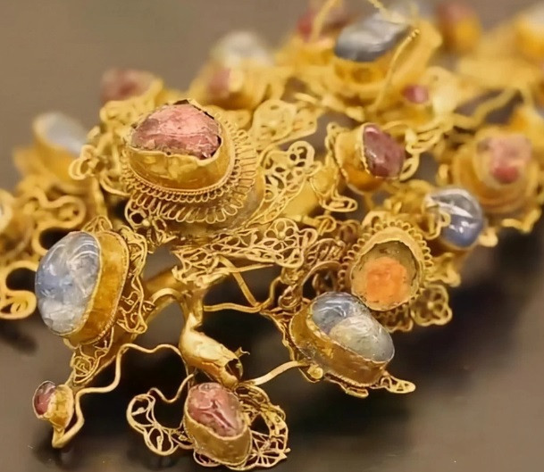 Thế nhưng, nhóm chuyên gia chỉ phát hiện một bộ hài cốt đã bị phân hủy khá nhiều do bị ngập trong nước suốt nhiều năm. Nhiều cổ vật quý giá tìm thấy trong quan tài như: đồ trang sức làm từ vàng, ngọc trai, đá quý... Chúng có niên đại từ Minh Thần Tông (1563 - 1620).