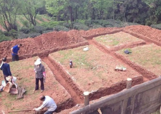 Ngay sau đó, gia đình thông báo cho giới chức trách và các chuyên gia khảo cổ. Khi tới hiện trường, các nhà khảo cổ giật mình nhìn thấy chất lỏng màu đỏ rò rỉ từ quan tài cổ xưa. Theo kết quả điều tra ban đầu, các chuyên gia xác định ngôi mộ có niên đại vào thời nhà Minh.